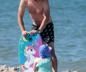 Ale mu Wesoło! Kuba Wesołowski z rodziną na plaży