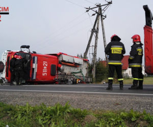 Poważny wypadek z udziałem wozu strażackiego na DK44 w gminie Oświęcim [ZDJĘCIA]