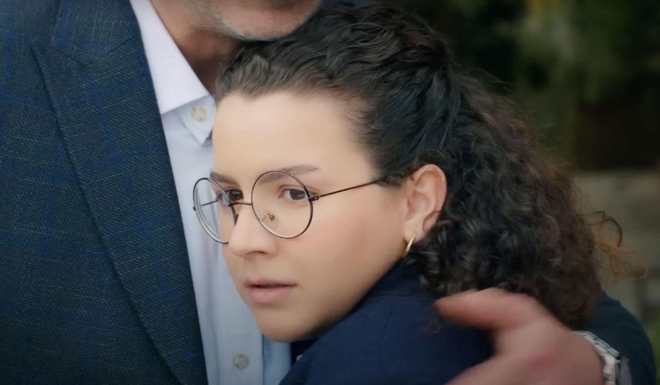 Ege będzie opiekował się Zeynep, a Bulent zacznie podejrzewać, że coś ich łączy.