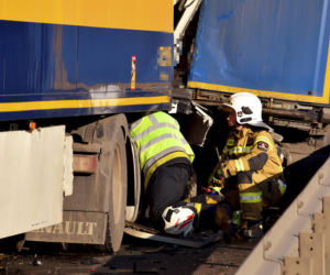Zmiótł z drogi skodę i wbił się w naczepę. Kierowca ciężarówki zabrany do szpitala