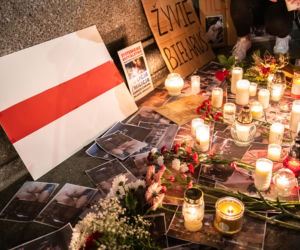 Manifestacja Białorusinów na rynku w Krakowie. Precz z Łukaszenką!