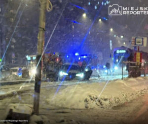 Toyota na torach, kierowca dał nogę! Groźna kolizja w al. Solidarności