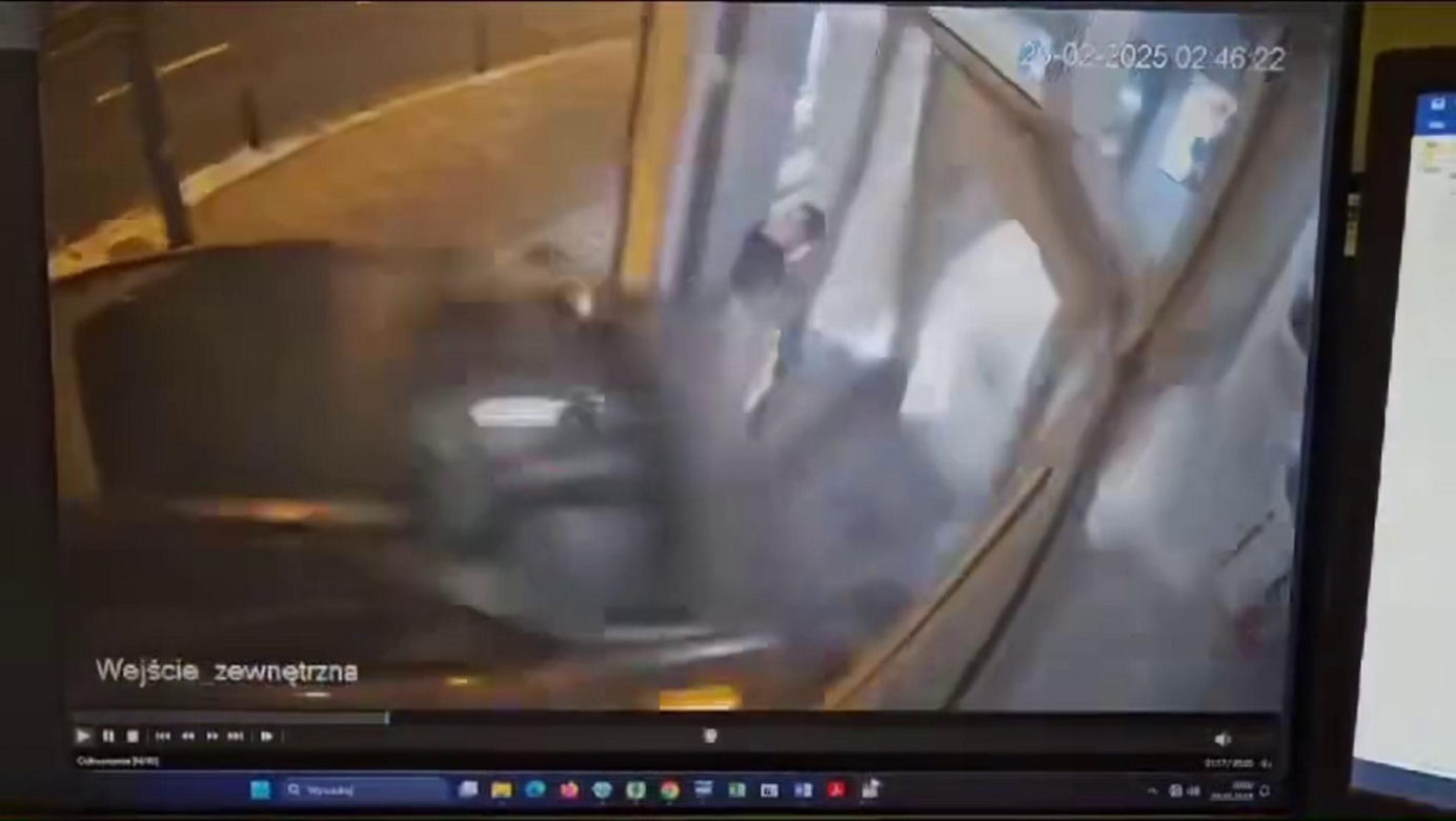 Wjechali autem do jubilera, a potem uciekli z łupem! Jest nagranie z napadu