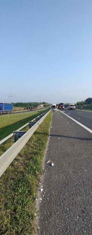 Potworny wypadek pod Białobrzegami! 55-latek zjechał nas pas awaryjny, ale zmiażdżyła go ciężarówka [ZDJĘCIA]