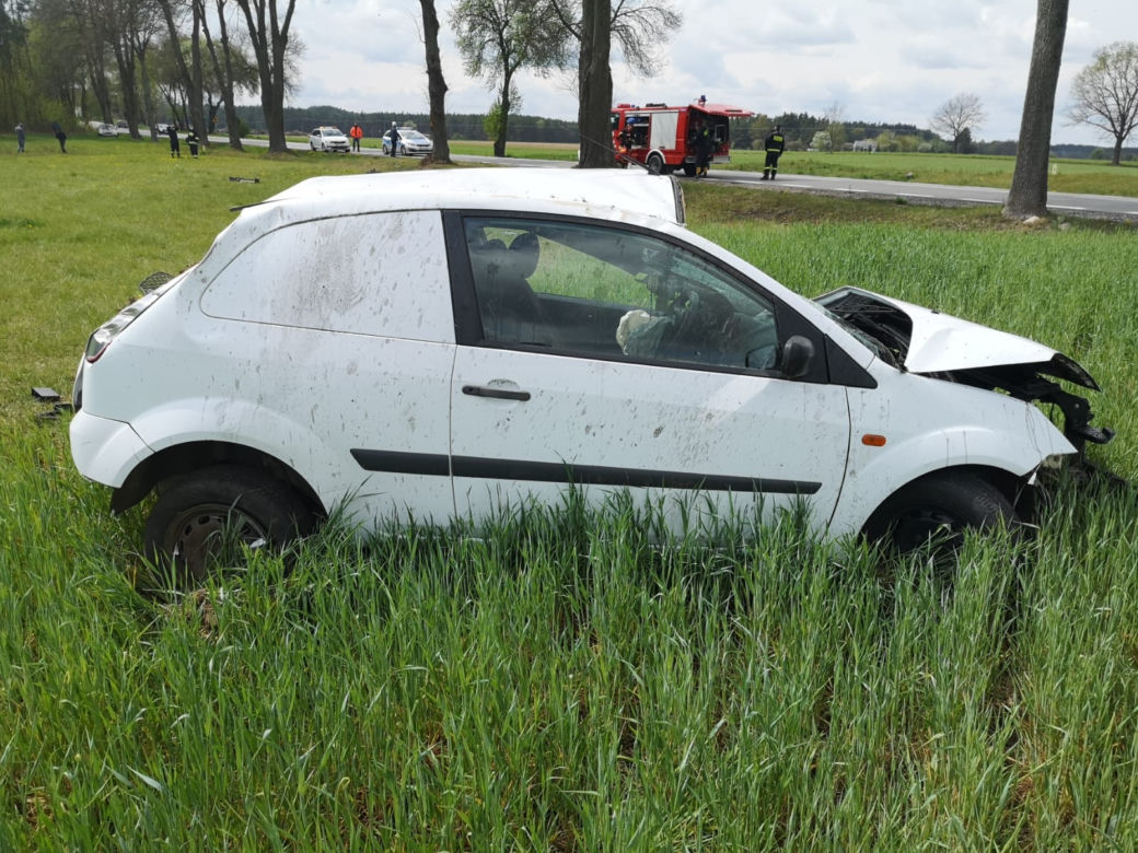 Maków Mazowiecki. Uderzył w drzewo i dachował! NIE ŻYJE 53-latek [ZDJĘCIA]