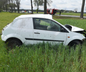 Maków Mazowiecki. Uderzył w drzewo i dachował! NIE ŻYJE 53-latek [ZDJĘCIA]