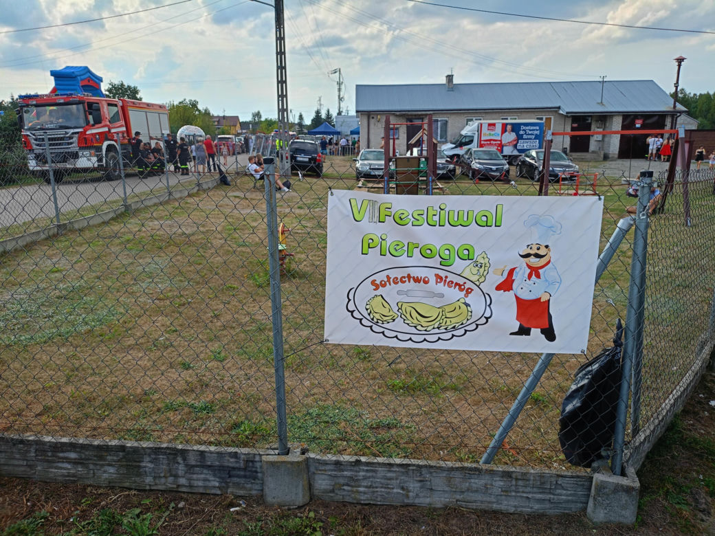 Mimo wyjątkowo upalnego dnia, panie z lokalnych KGW ulepiły w Pierogu setki przepysznych pierogów!