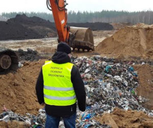 6500 ton toksycznych odpadów pod Warszawą. Mieszkańcy alarmują. „Żyjemy na tykającej bombie”