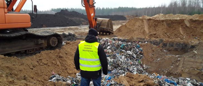 6500 ton toksycznych odpadów pod Warszawą. Mieszkańcy alarmują. „Żyjemy na tykającej bombie”