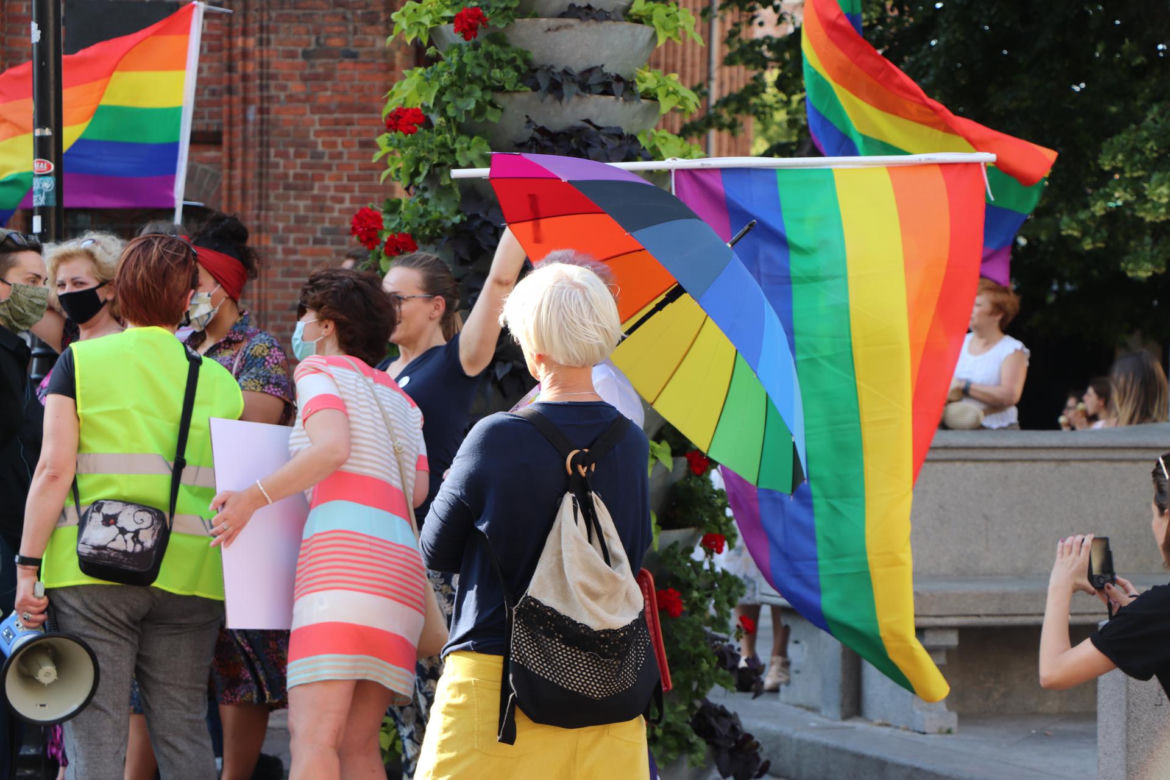 Za nami demonstracja wspierająca osoby LGBT w Toruniu. Konkretne hasła!