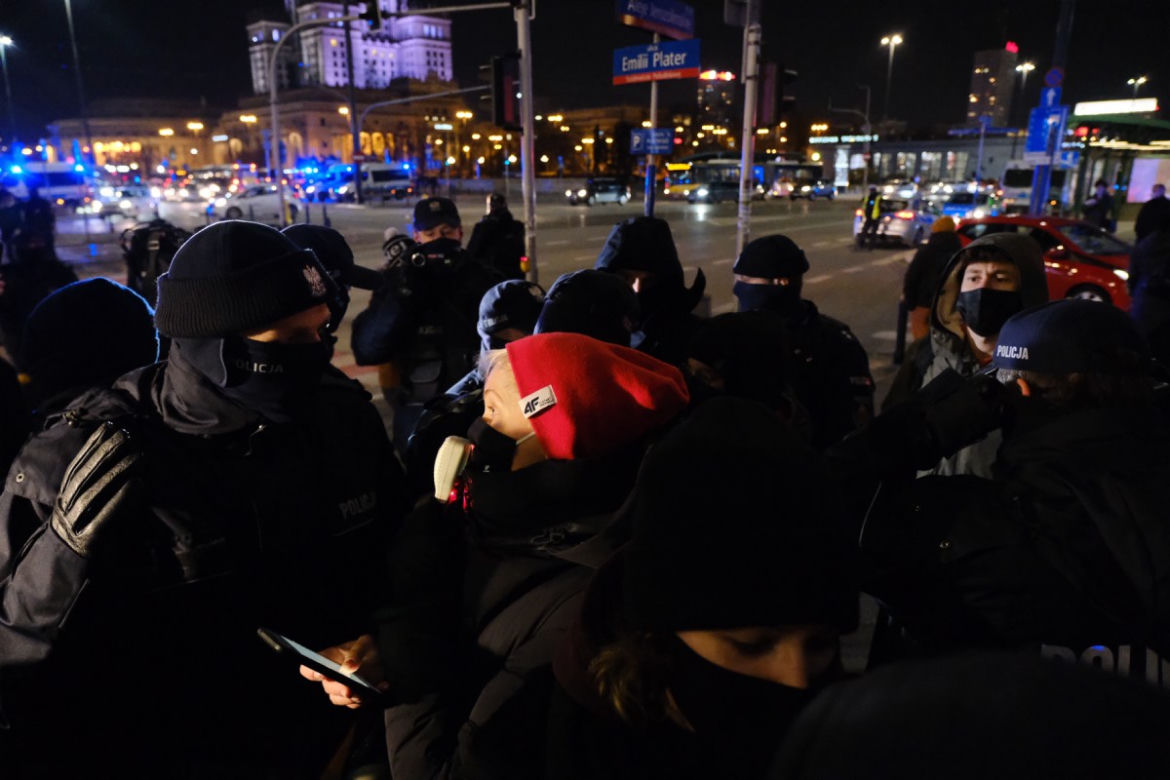Policjanci zatrzymali uczestnika protestu kobiet