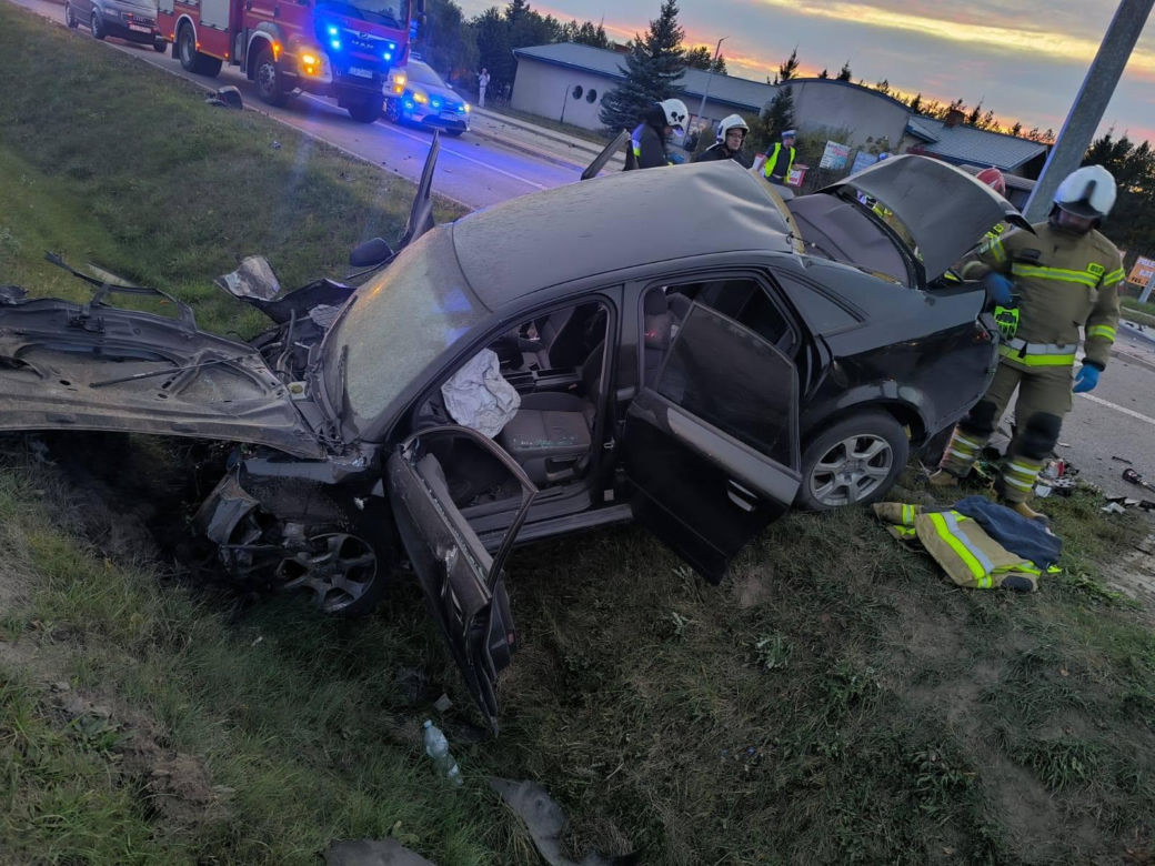 Audi zderzyło się z ciężarówką na DW815. Trzy osoby poszkodowane