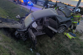 Audi zderzyło się z ciężarówką na DW815. Trzy osoby poszkodowane