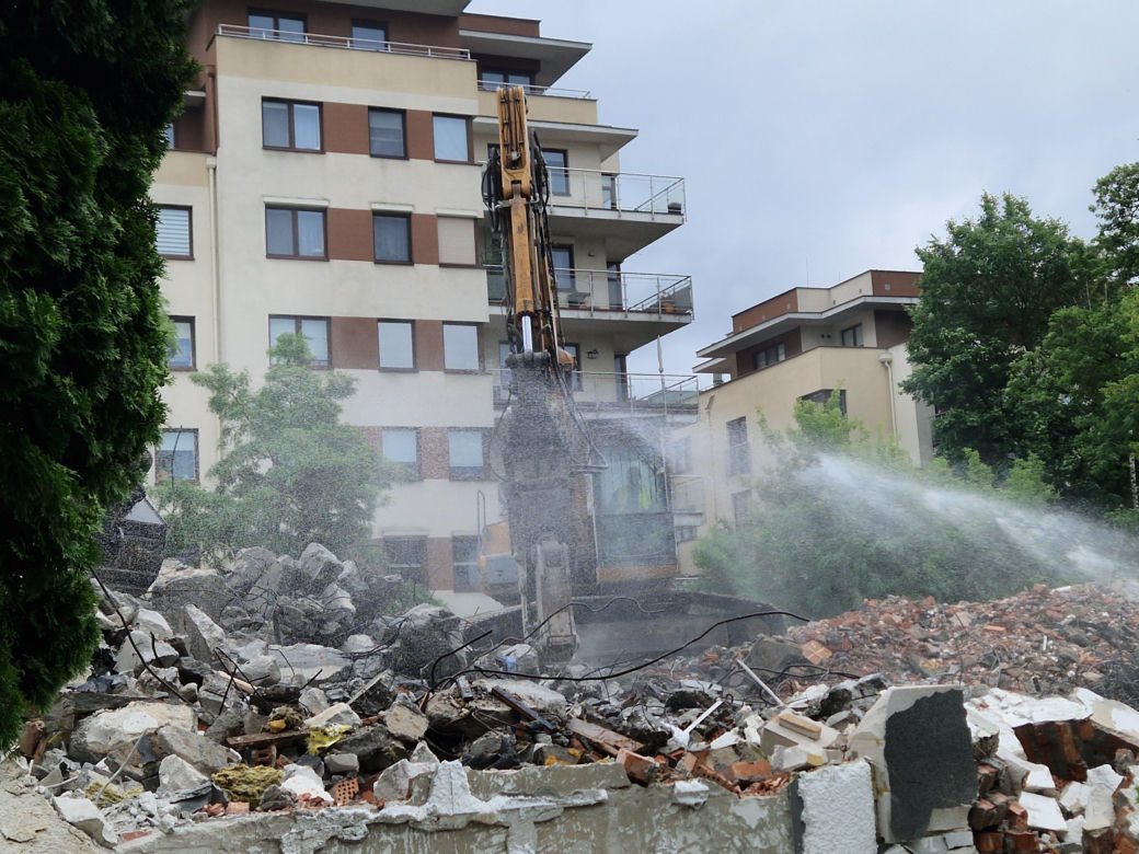 Tak znikał popularny biurowiec. Teraz powstaną tu apartamenty i mieszkania