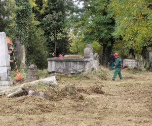 Dla nich to nie tylko praca, ale odskocznia od codzienności. Więźniowie pomogli posprzątać cmentarz