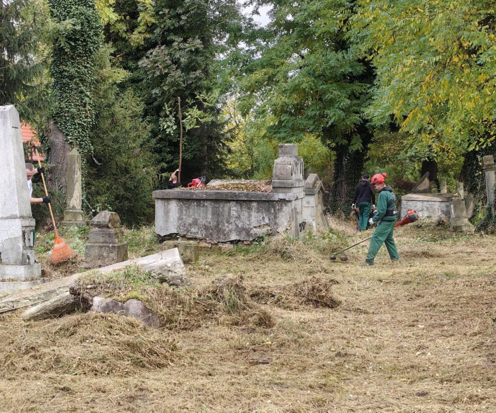 Dla nich to nie tylko praca, ale odskocznia od codzienności. Więźniowie pomogli posprzątać cmentarz