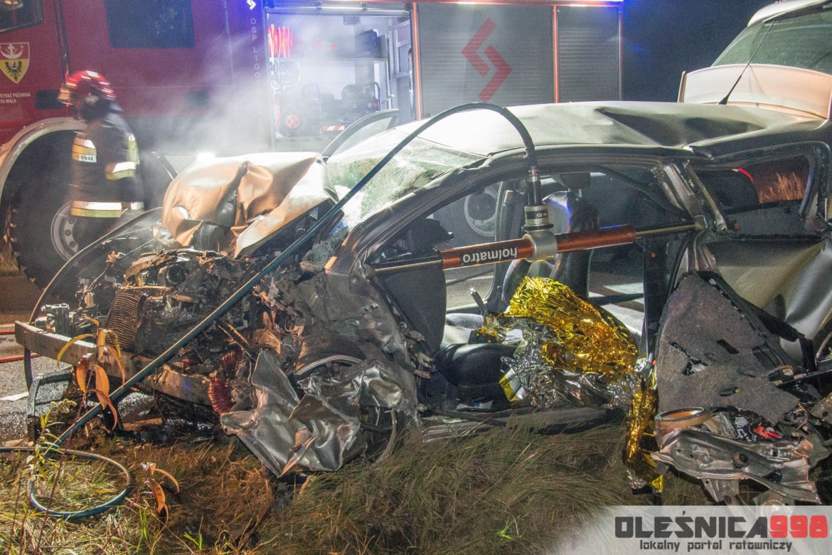 Toyota zderzyła się czołowo z ciężarówką