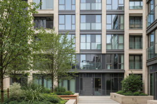 Gdańsk i Paryż. Które miasto naprawdę kusi, a które traci mieszkańców?