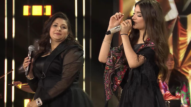 Viki Gabor z mamą na scenie