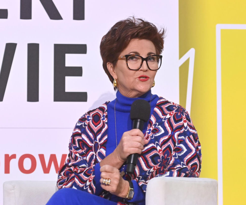 Jolanta Kwaśniewska w okularach przemawia do mikrofonu podczas spotkania. O obawach byłej pierwszej damy przeczytasz w SE.