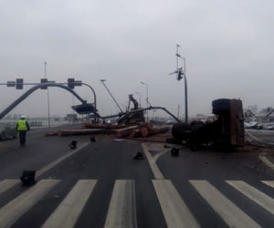 Wypadek transportu z drewnem