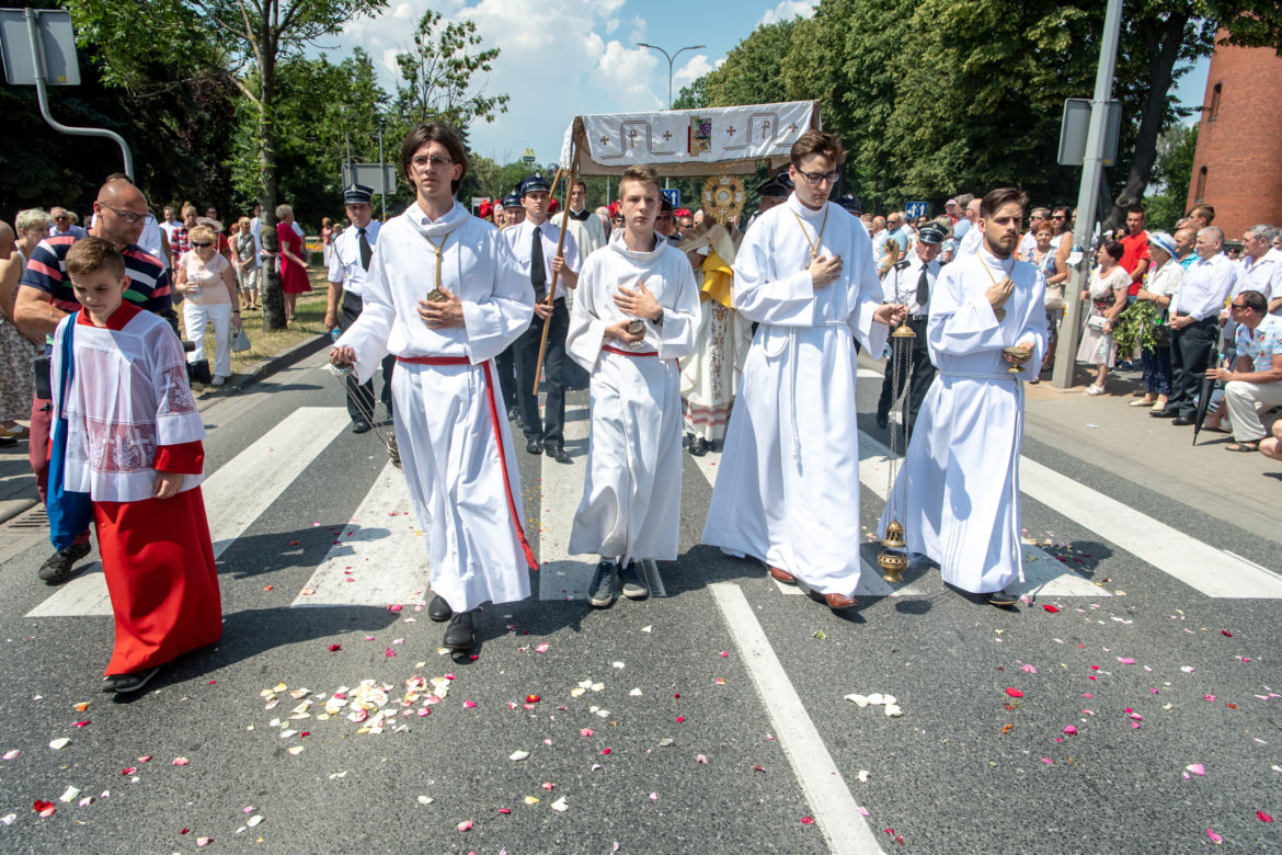Boże Ciało 2022 w Poznaniu. Utrudnienia w ruchu [LISTA PROCESJI]
