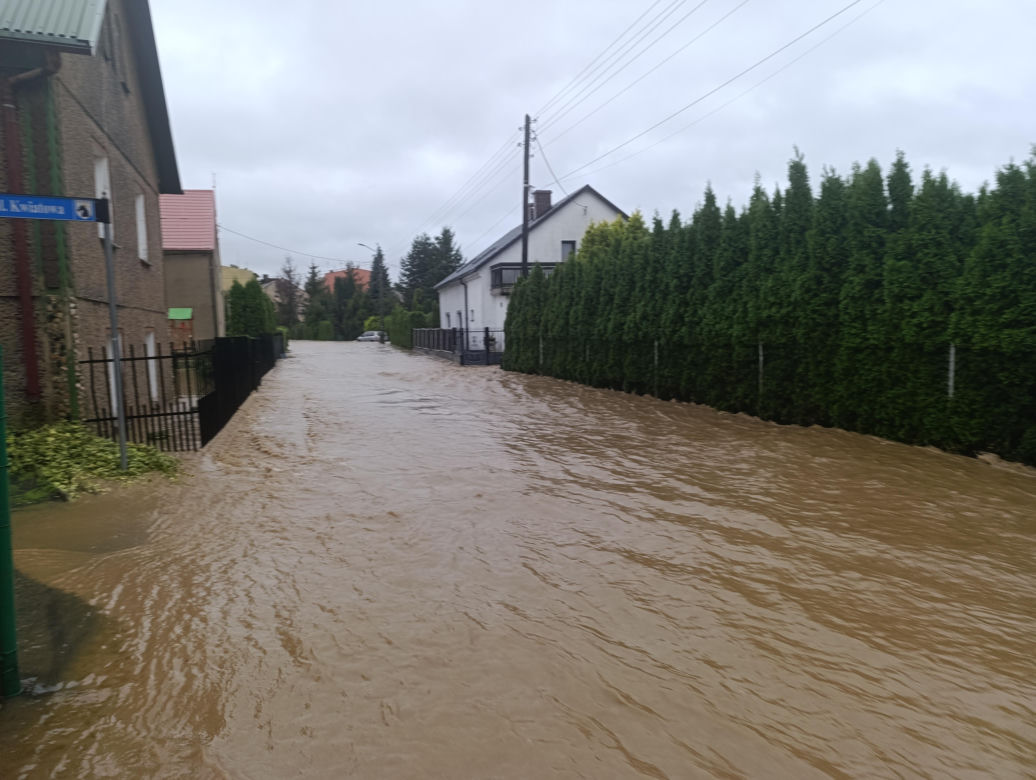 Zagrożenie powodziowe. Głuchołazy. Woda przelała się przez wały. Zalewa miasto