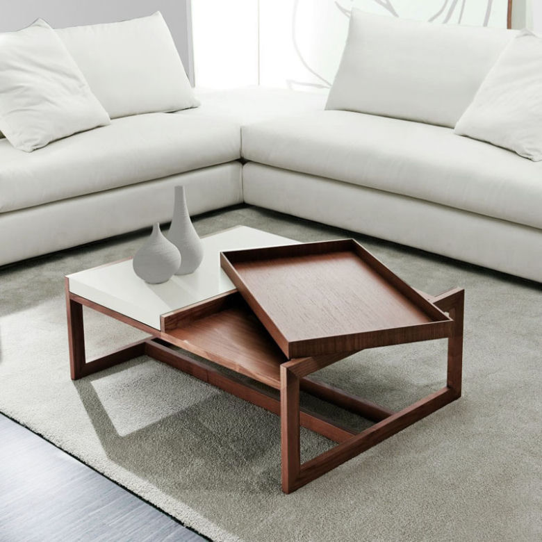 Biała sofa w jasnym salonie