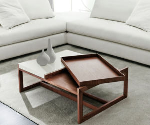 Biała sofa w jasnym salonie