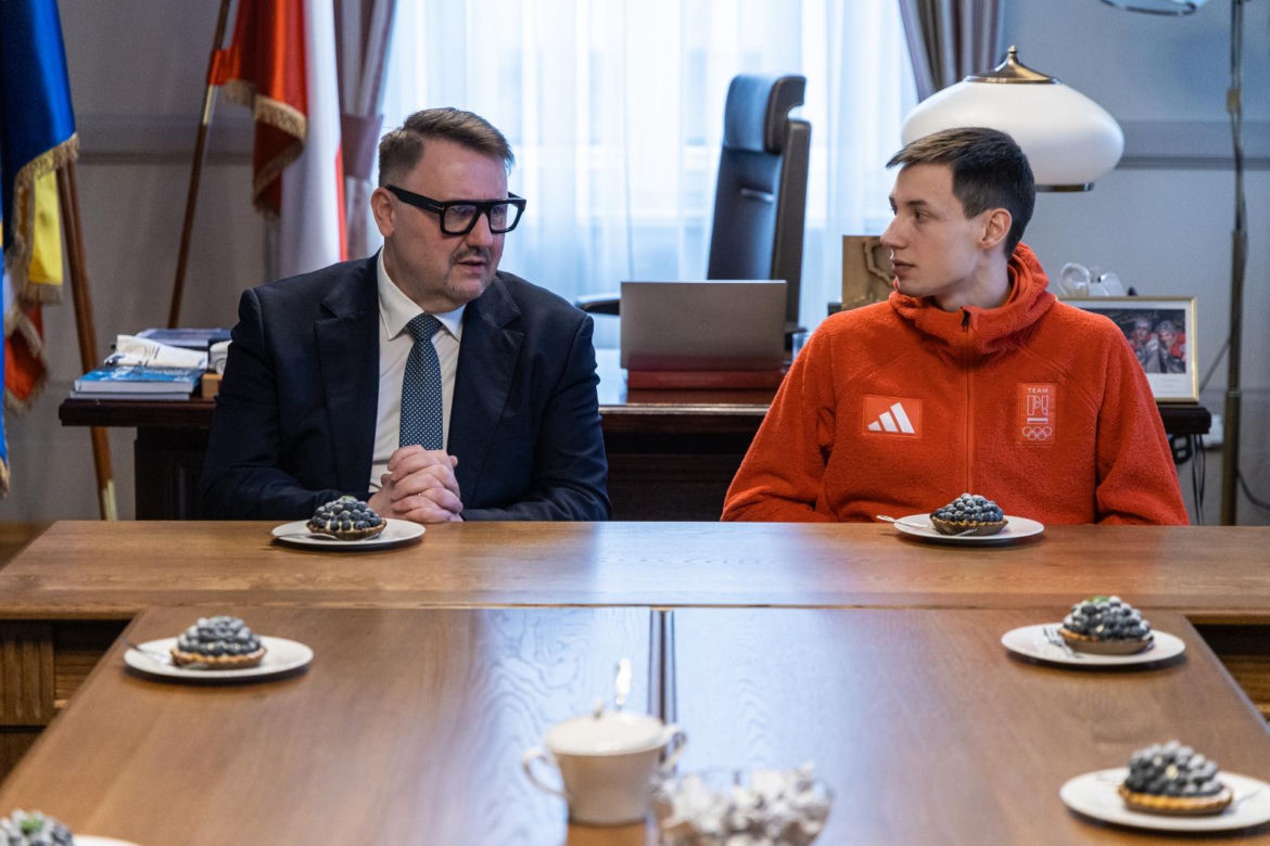 Kacper Tomasiak z burmistrzem i oficjelami
