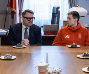 Kacper Tomasiak z burmistrzem i oficjelami