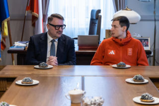 Kacper Tomasiak z burmistrzem i oficjelami