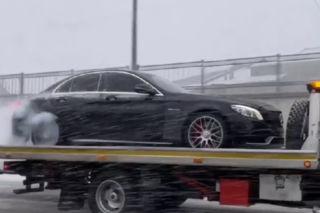 Sportowym Mercedesem-AMG palił gumę na lawecie. Ten popis mógł się skończyć dramatycznym wypadkiem - WIDEO