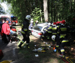 Koszmarny wypadek w powiecie kołobrzeskim. Nie żyje jedna osoba, troje dzieci w szpitalu