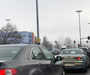Pożar na Bałutach! Ogień w hali, w której składują podpałkę do grilla!