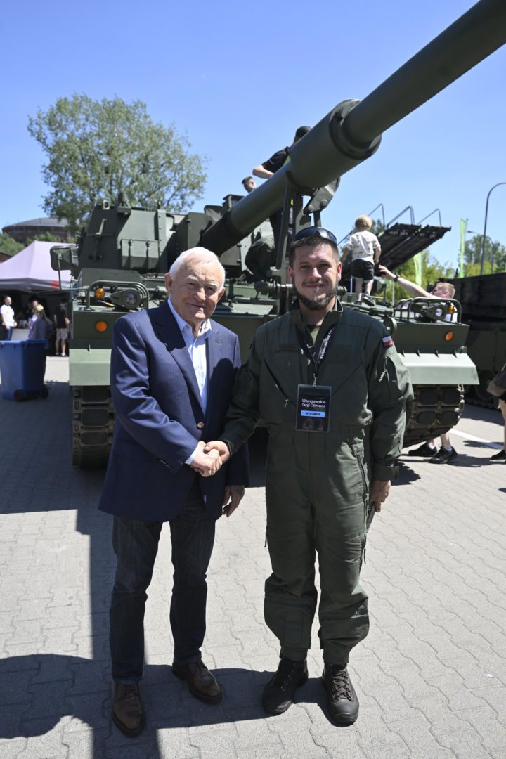 Były premier Leszek Miller na warszawskich Targach Obronnych