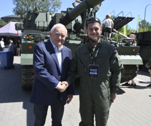 Były premier Leszek Miller na warszawskich Targach Obronnych