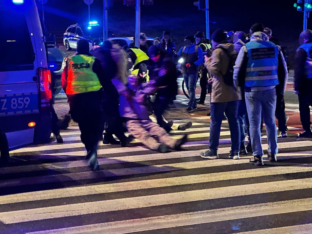 Warszawa. Ostatnie Pokolenie zablokowało Wisłostradę pod mostem Gdańskim. Aktywistów zabrała policja [ZDJĘCIA]