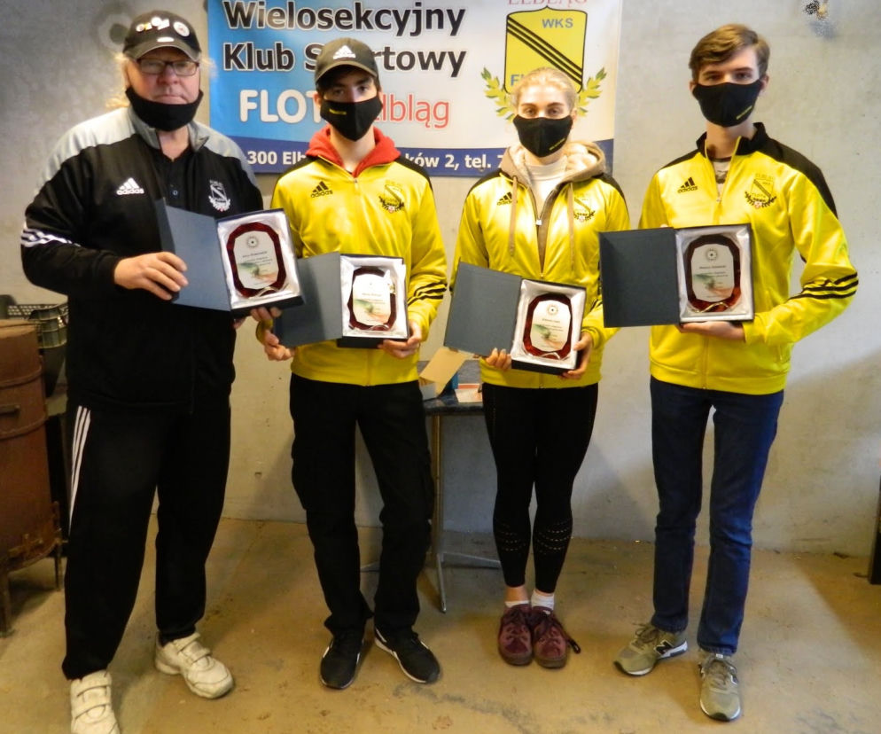 Wyróżnieni zawodnicy i trener WKS Flota Elbląg