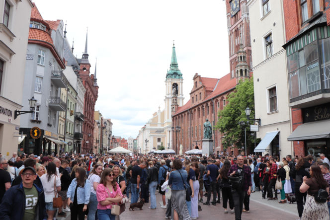 Zlot jamników w Toruniu. Mamy zdjęcia psiaków, właścicieli i fanów czworonogów