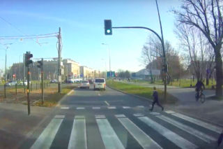 Tragedia była blisko! Dziecko nagle wbiegło na przejście dla pieszych - WIDEO