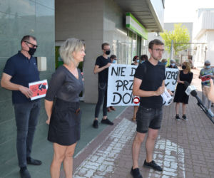 Protest przed biurem starachowickiego posła PiS