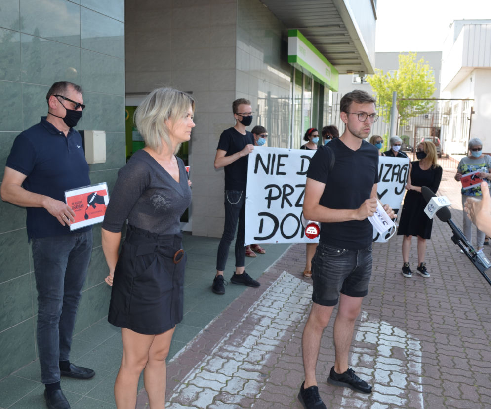 Protest przed biurem starachowickiego posła PiS