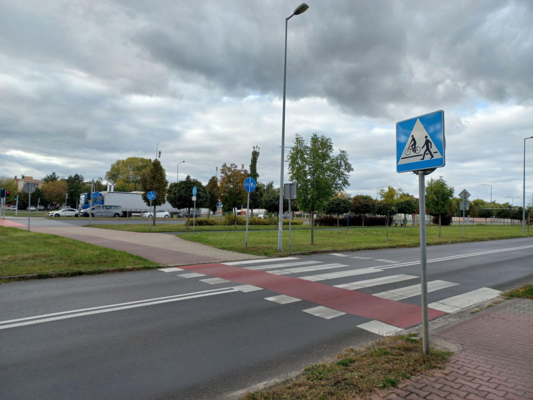 Prosto przez skrzyżowanie. ​Prezydent Leszna proponuje zmianę przebiegu ścieżki rowerowej na odcinku Konstytucji 3 Maja