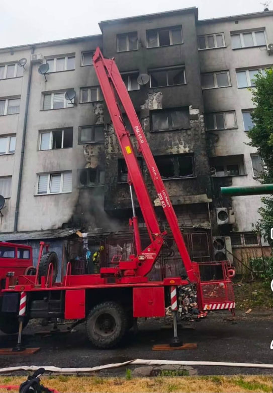 Pożar w centrum Strzelina. Ogień objął blok mieszkalny, trwa akcja strażaków