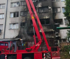 Pożar w centrum Strzelina. Ogień objął blok mieszkalny, trwa akcja strażaków