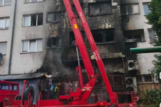 Pożar w centrum Strzelina. Ogień objął blok mieszkalny, trwa akcja strażaków