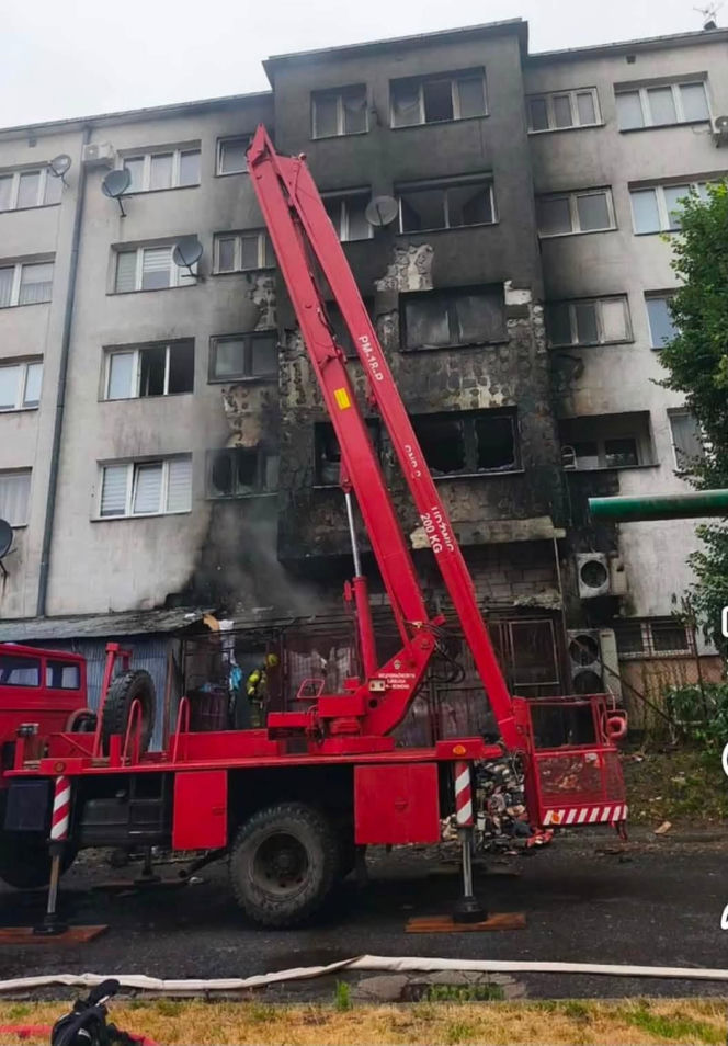 Pożar w centrum Strzelina. Ogień objął blok mieszkalny, trwa akcja strażaków