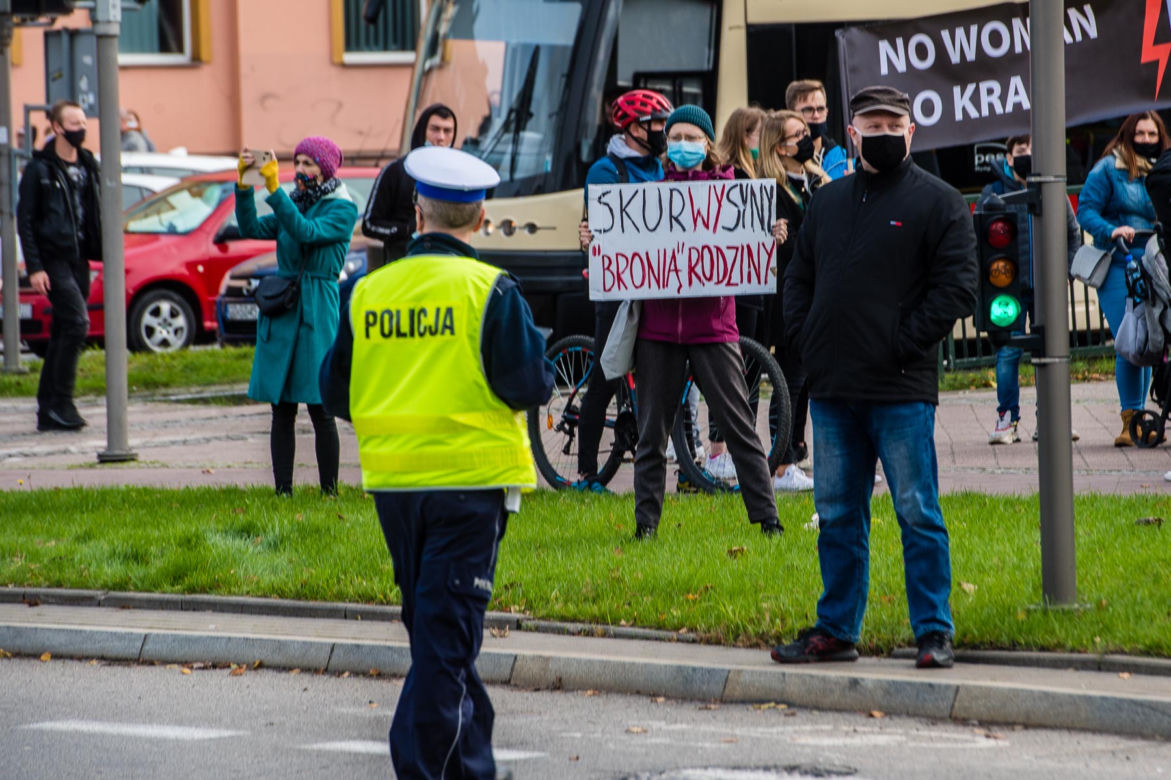 Strajk Kobiet: Protest w Gdańsku! Policja użyła gazu. 4 osoby zatrzymane [ZDJĘCIA]