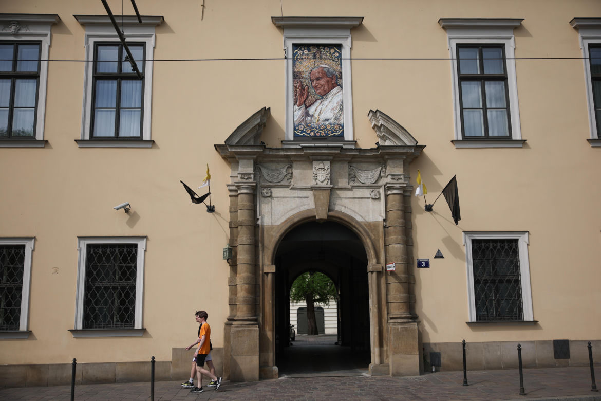 Czarne flagi przy Oknie Papieskim w Krakowie